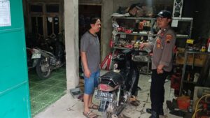 Sambangi Bengkel Motor, Anggota Polsek Gunem Sosialisasi Larangan Knalpot Brong