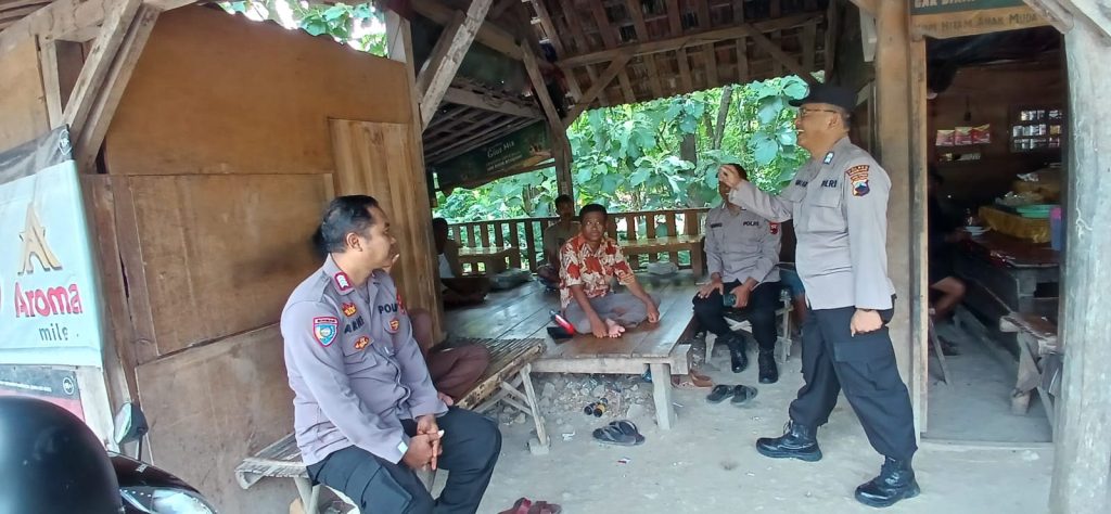 Personil Polsek Pancur Sosialisasi Larangan Knalpot Brong di Warung Desa Sidowayah