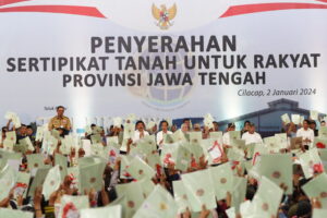 Bagikan 2.000 Sertifikat Tanah di Cilacap, Ini Pesan Jokowi