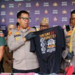 Kapolres Batang Akbp Saufi Salamun Saat Menunjukkan Alat Bukti Sajam