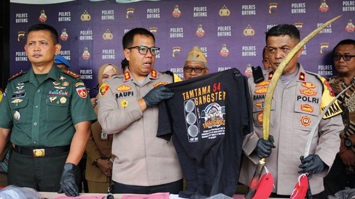 Kapolres Batang Akbp Saufi Salamun Saat Menunjukkan Alat Bukti Sajam