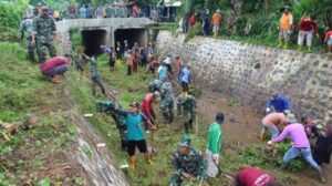 Bersih-bersih Sungai Sendangsari di Karanggeneng, TNI/Polri dan BPBD Batang Bersinergi