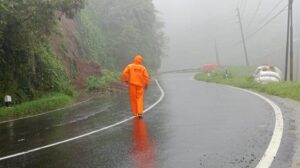 Tebing Setinggi 4 Meter di Jalan Dieng KM 25 Wonosobo Longsor Saat Hujan Lebat