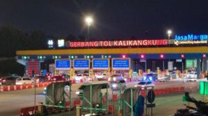 Kendaraan Masuk Gerbang Tol Kalikangkung Semarang Padat Merayap Saat Arus Balik Libur Nataru