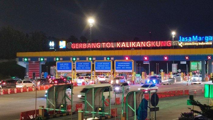 Kondisi Arus Lalu Lintas Di Gerbang Tol Kalikangkung Semarang