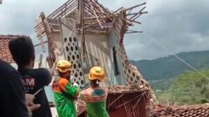 18 Keluarga di Desa Sipedang Banjarnegara Mengungsi karena Longsor