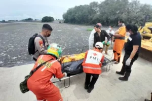 Breaking News! Mayat Laki-Laki Terapung di Tambak Rejo Semarang