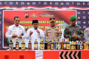 Polres Batang Musanahkan Ribuan Botol Miras Hasil Operasi