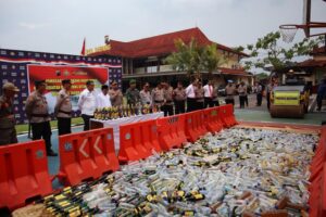 Pemusnahan Ribuan Botol Miras Dilakukan Polres Batang