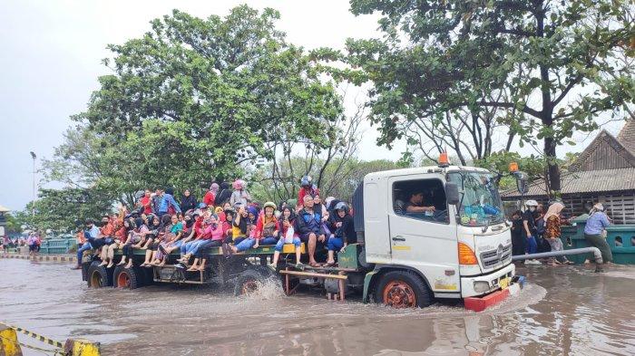 Para Pekerja Pabrik Di Kawasan Industri Lamicitra Kota Semarang