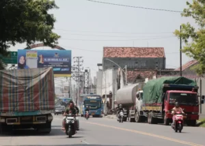 Marak Parkir Liar Truk di Pantura Lasem-Rembang, Polisi Lakukan Penindakan