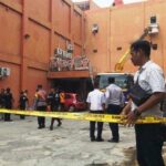 Pemasangan Garis Polisi Di Lokasi Kebakaran Gedung Karaoke New Orange Tegal