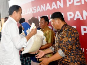 Presiden Jokowi Cek Stok Beras dan Pastikan Penyaluran Bantuan Pangan di Cilacap