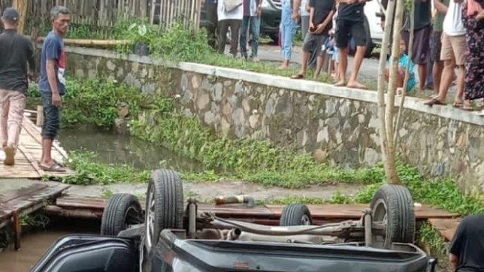 Sebuah Mobil Mengalami Kecelakaan Masuk Kolam Di Kawas