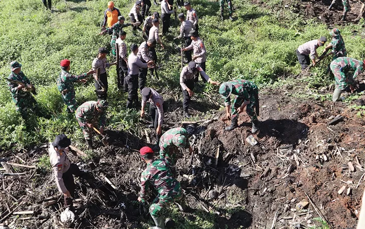 Tni Polri Dan Masyarakat Menggelar Bersih Bersih Sungai Siluwur 913379218