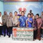 Tim Panitia Natal Polda Jateng Saat Memberikan Sejumlah Bantuan Ke Panti Asuhan