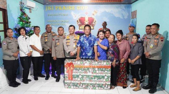 Tim Panitia Natal Polda Jateng Saat Memberikan Sejumlah Bantuan Ke Panti Asuhan