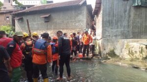 Tim SAR Semarang Lakukan Pencarian Intensif Anak yang Hanyut di Saluran Air Wonotingal