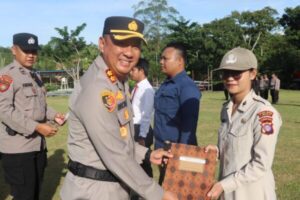 Berprestasi dalam Bertugas, 12 Personel Mendapat Penghargaan dari Kapolres Lamandau