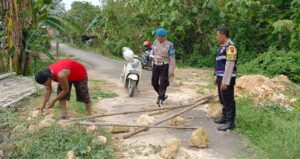 Siaga Banjir: Aiptu Andang Setyawan Koordinasi dengan Tokoh Masyarakat Desa Sarimulyo