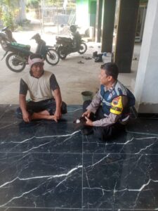 Aipda M.Kamsun Himbau Warga: Berkendara Sepeda Motor Saat Hujan, Tetap Berhati-hati