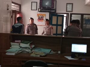 Bhabinkamtibmas Desa Geritan Komunikasi Intens dengan Warga: Himbau Waspada terhadap Hoax