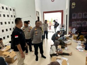 Pastikan Keamanan, Wakapolres Lamandau Pantau Proses Pelipatan Surat Suara di KPU