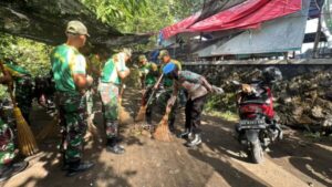 Cooling System Pemilu Damai, TNI Polri Sukoharjo Gelar Bakti Kebersihan di Pasar