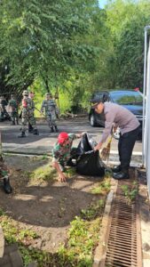 Gelar Bakti Kebersihan di Pasar, TNI Polri Sukoharjo Cooling System Pemilu Damai