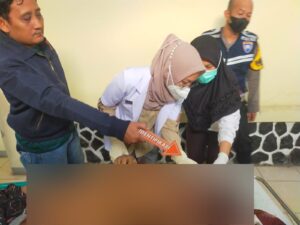 Penemuan Orang Meninggal Mendadak di Pasar Puri, Polsek Pati Lakukan Olah TKP