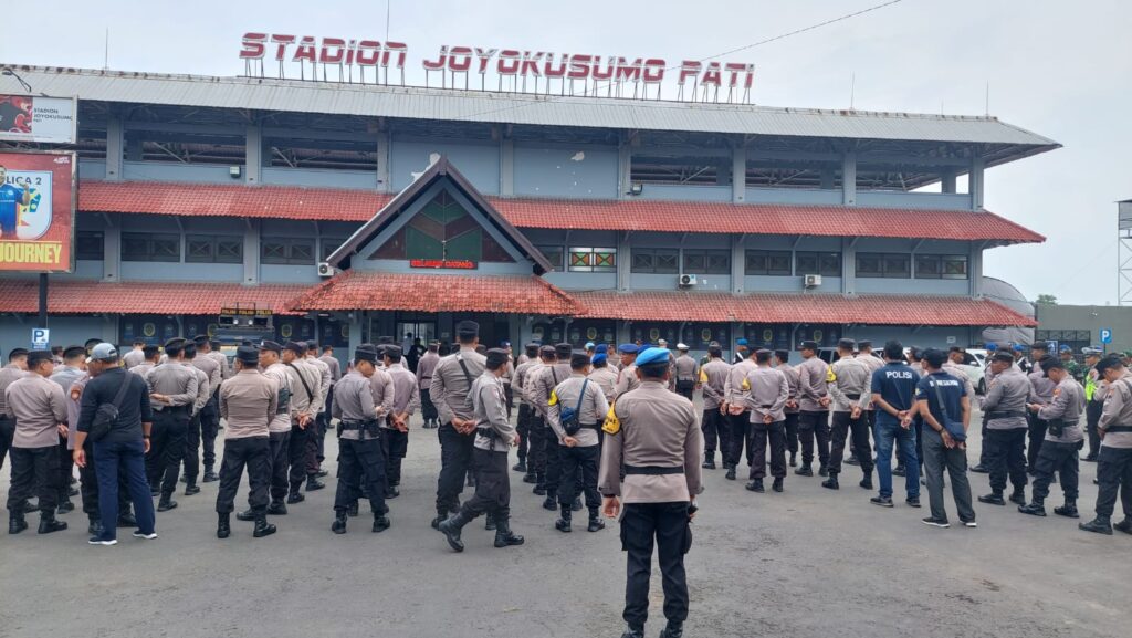 Steward Panitia Pelaksana Siap Jaga Ketertiban di Stadion Joyokusumo