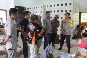 Kapolres Lamandau bersama Ketua KPU dan Bawaslu Cek Kegiatan Lipat Surat suara