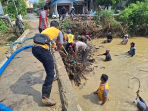 Kerja Bakti Bersihkan Sampah Polsek Kayen dan Koramil Bersinergi dengan Warga