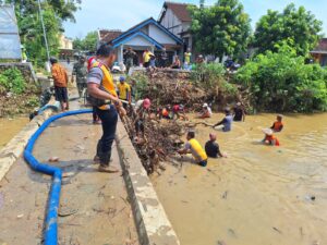 Jaga Silaturahmi dan Kebersihan Lingkungan, Polsek Kayen Terlibat Kerja Bakti Bersama Warga