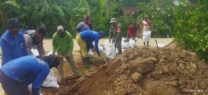 Kemitraan Aparat Pemerintah dan Warga: Giat Kerja Bakti Lindungi Desa dari Ancaman Banjir