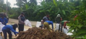 Bhabinkamtibmas Desa Angkatan Lor Pati Bersama Warga Kerja Bakti Pembuatan Tanggul Sungai