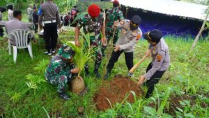 Polri dan TNI di Sukoharjo Gelar Karya Bakti Pengobatan Gratis dan Coolling System