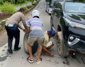 Mengesankan, Satlantas Polres Lamandau Berikan Bantuan Pengendara Bocor Ban