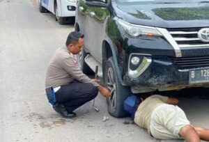 Personil Satlantas Polres Lamandau Bantu Pengendara Alami Bocor Ban di Jalan