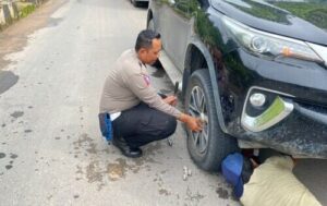 Temui Pengendara Alami Bocor Ban, Satlantas Polres Lamandau Beri Bantuan