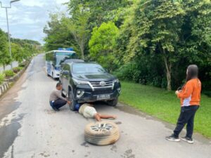 Satlantas Polres Lamandau Beri Bantuan Pengendara Alami Bocor Ban