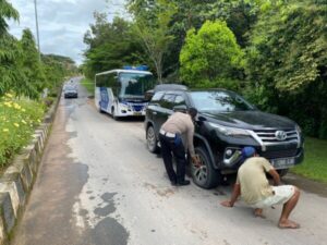 Satlantas Polres Lamandau Berikan Bantuan Saat Temukan Pengendara Bocor Ban