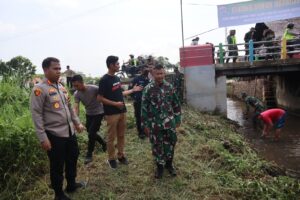 Cegah Potensi Banjir di Desa Cepagan, Kodim dan Polres Batang Bersihkan Sungai