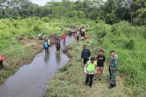 Kodim 0736/Batang dan Polres Batang Satukan Langkah Bersihkan Aliran Sungai Sawah Sri