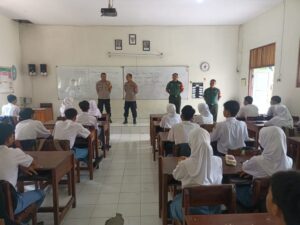 Polsek Gunungpati Sosialisasikan Larangan Knalpot Brong di SMA N 12 Semarang