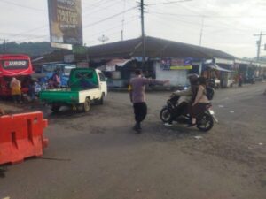 Gelar Turlalin, Polres Banjarnegara Bantu Warga Menyebrang Jalan Saat Aktifitas