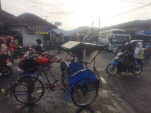 Polri Hadir, Bantu Warga Masyarakat Menyebrang Jalan Saat Aktifitas