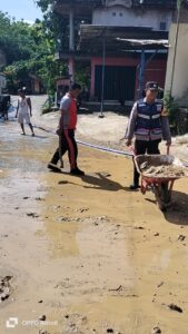 Kompak Lawan Bencana: Kerja Bakti Pasca Banjir di Sukolilo Pati