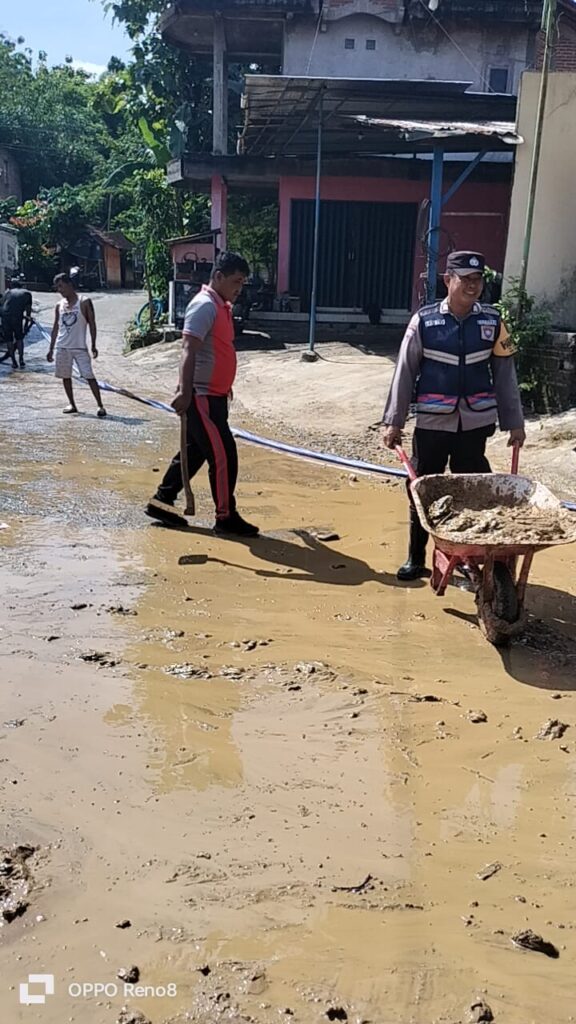 Kerja Bakti Bersihkan Sungai Ploso Kuning, Polsek Sukolilo dan Koramil Wujudkan Kepedulian