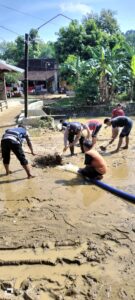 Polsek Sukolilo Bersama Koramil Bersihkan Sungai Ploso Kuning Pasca Banjir Bandang